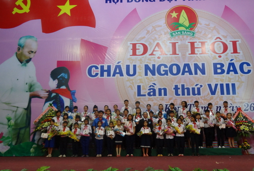 Đc Nguyễn Văn Hùng  Bí thư tỉnh ủy và đc Huỳnh Quốc Huy Bí thư Tỉnh Đoàn tặng hoa chúc mừng các đội viên được tuyên dương